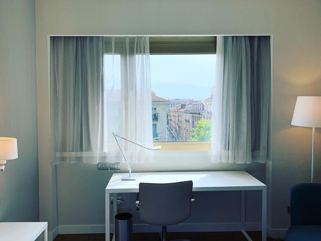 nhhotelsit's tweet image. Camere con vista, comfort e personale disponibile. Sembrano dettagli banali, invece sono attenzioni che fanno la differenza! Vi aspettiamo all'NH Torino Centro ow.ly/eLXH30pbblB, troverete tutta la nostra tipica accoglienza! 📷 valentinaverza

#8agosto #torino #roomwithview