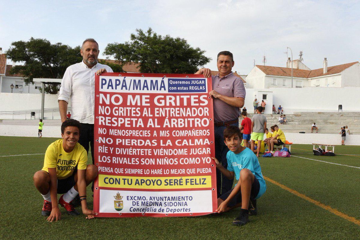 aytomedinasidon's tweet photo. Desde la Concejalía de Deportes se inicia la campaña "Juega y diviértete" con la que se pretende la concienciación, sobre todo de los adultos, en la importancia del deporte como juego y no como afán competitivo, fomentando el respeto y la deportividad. #medinasidonia #deportes https://t.co/KvJpl03kib