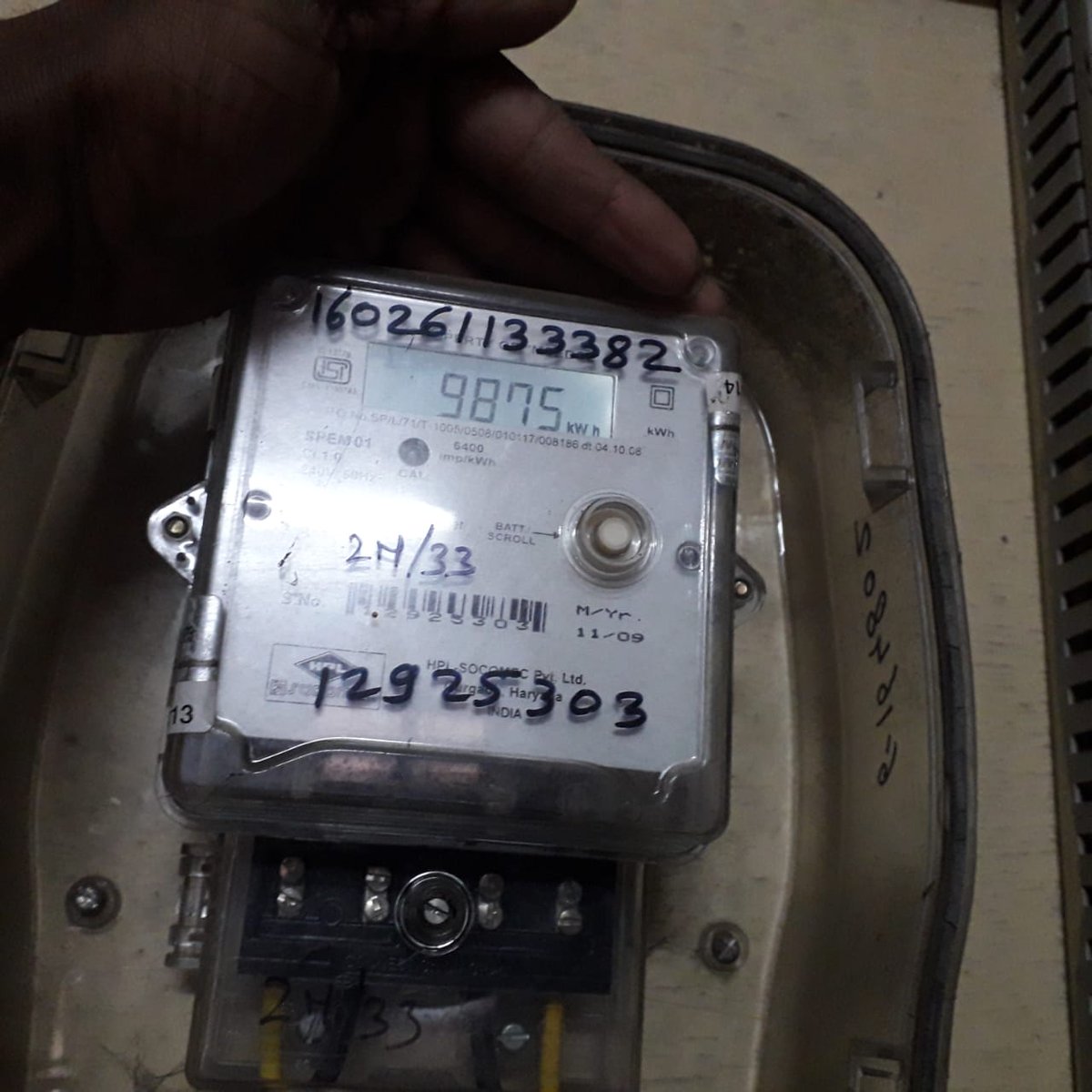 MSEDCL_WARJE's tweet photo. @mangeshpurekar @PiyushGoyalOffc Sir, as per site visit dtd-8/8/19 current reading on the meter is 9875  photo of the same is enclosed. previous bills are also as per the reading even if you have any doubt  please contact warje section office for testing of the meter by paying the testing charges. https://t.co/HLBWV2z1qC