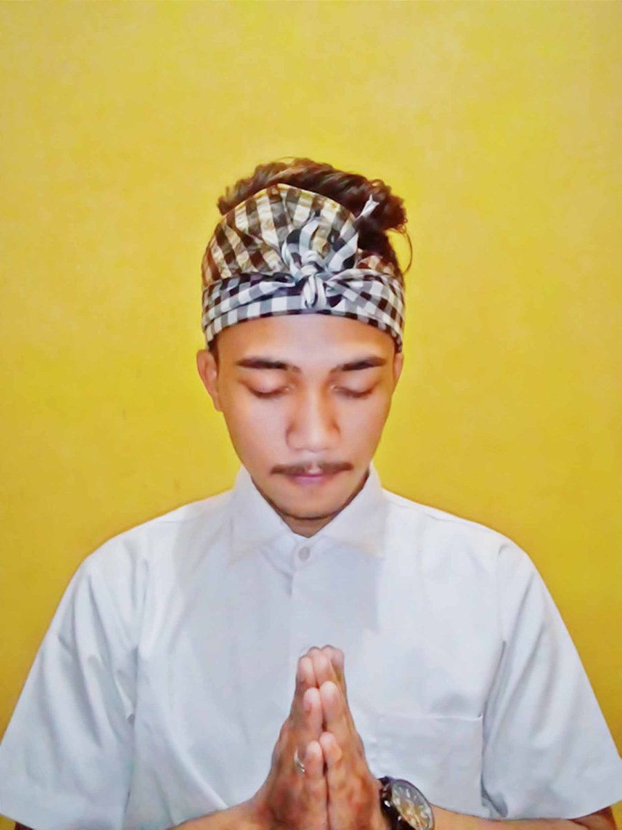 Saya memohon maaf kepada semuanya atas postingan saya tadi. Bukan bermaksud untuk menyudutkan salah satu pihak. Dan foto itu bukan hasil dari saya. Saya menemui foto tersebut di salah satu akun. Sekali lagi permohonan maaf yg sebesar-besarnya. Saya muslim kita semua bersaudara.