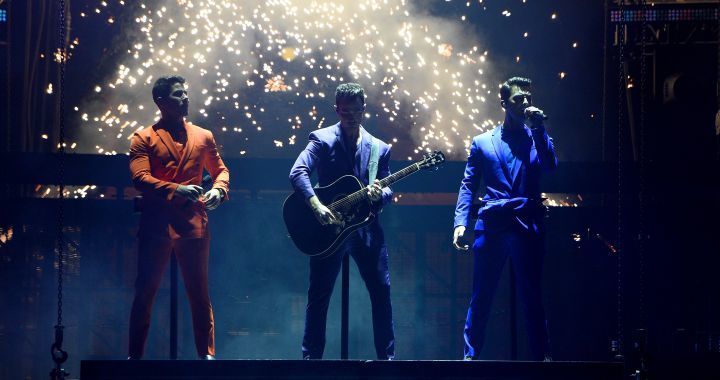 Los40's tweet photo. Sin duda los @jonasbrothers jamás olvidarán el 7 de agosto del 2019 🙂Así ha comenzado su esperada gira #HappinessBeginsTour 🎤 https://t.co/NbxXXCxzCA https://t.co/JCkNgdFkKC