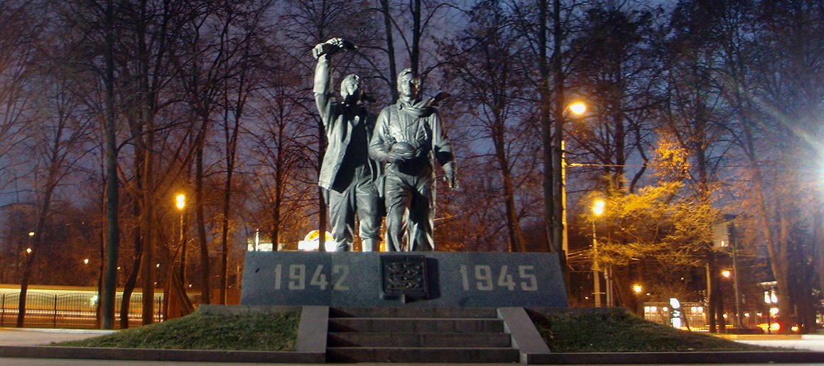 AndreyKovalch's tweet photo. By Andrey Kovalchuk,  L'une de ses #sculptures les plus récentes, un #monument à la mémoire des pilotes de l'escadrille #NormandieNiémen
 https://t.co/IfK7VXrlFQ
@CCIRiviera @ClubBusinessFR @LarinaTranslat
 @LMerengone @PetitesAffiches@MinistereCC https://t.co/diulSdfsMd