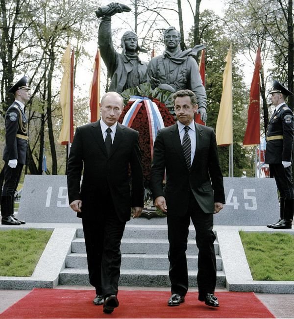 AndreyKovalch's tweet photo. By Andrey Kovalchuk,  L'une de ses #sculptures les plus récentes, un #monument à la mémoire des pilotes de l'escadrille #NormandieNiémen
 https://t.co/IfK7VXrlFQ
@CCIRiviera @ClubBusinessFR @LarinaTranslat
 @LMerengone @PetitesAffiches@MinistereCC https://t.co/diulSdfsMd