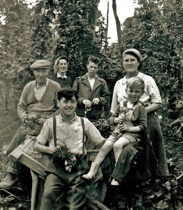 Helen_Carpent's tweet photo. Highly evocative photos of #HopPicking #HopPickers in the #Hop farms of #Kent and #Sussex from #archive of #TowerHamlets Community Housing @thegentleauthor "country air and earning a few bob" #EastEnd https://t.co/KzBDyL41lJ #Bodiam #CollierStreet #FiveOakGreen #HookGreen https://t.co/SaykrguFKP