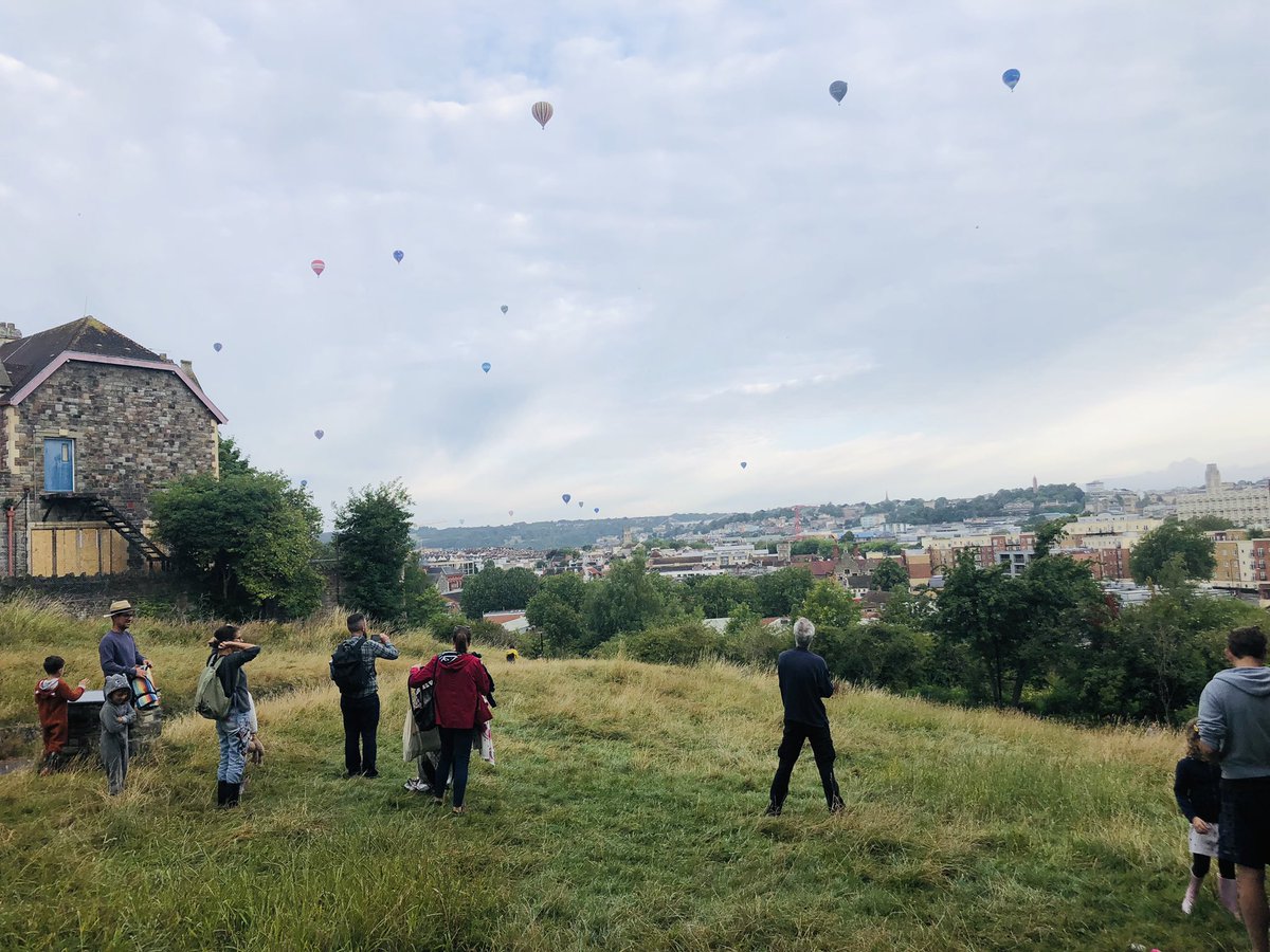 SimonUnividual's tweet photo. Gurt lush walk to work this morning, thanks @bristolballoon... almost walked into some railings staring around at them all and pretty sure my mouth was wide open the whole journey #bristolballoonfiesta #catchingflies https://t.co/Y8oDG4NcWP