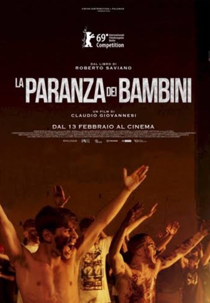 Vale_hetschaap's tweet photo. La paranza dei bambini. Visto ieri sera all’arena estiva (luogo magico in cui recupero tutto ciò che non sono riiscita a vedere d’inverno). Mi è molto piaciuto perché @Giovannesi ha uno sguardo limpido e pieno d’affetto sui ragazzini come già in Fiore.
#microrecensioni https://t.co/cIgefdIxzK
