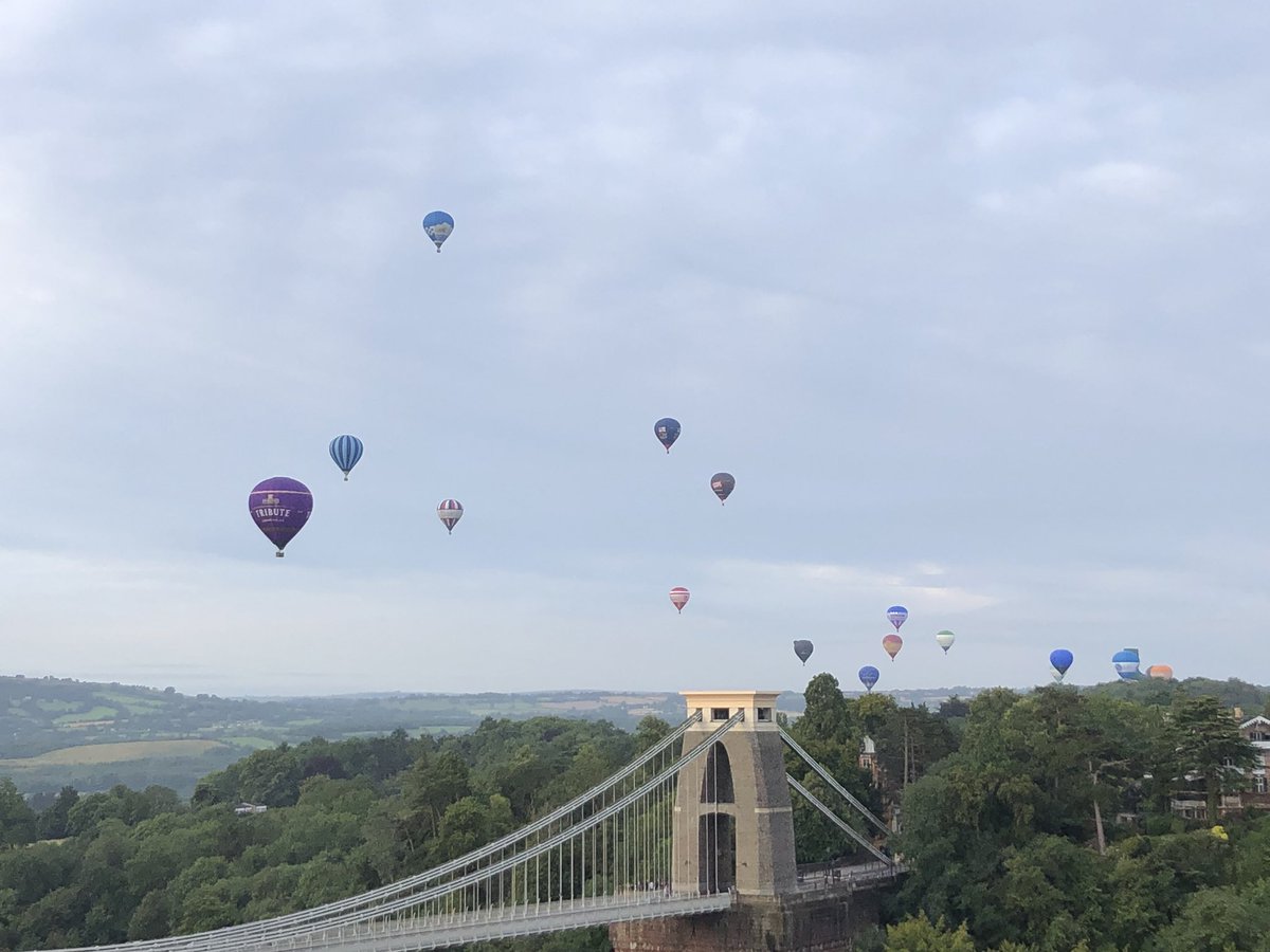 Tmshepp67's tweet photo. @bristolballoon great mass ascent this morning #bristolballoonfiesta https://t.co/0ETbgIZYhB