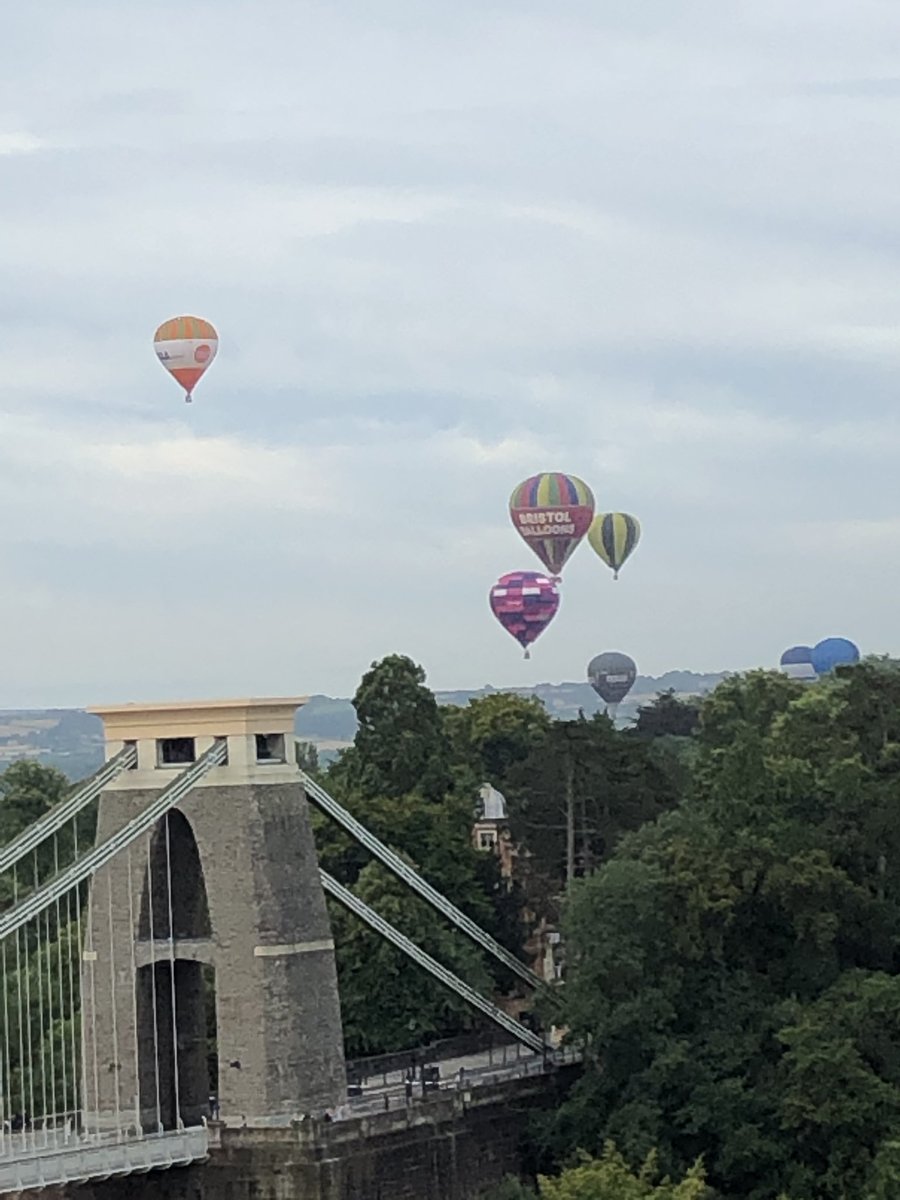 Tmshepp67's tweet photo. @bristolballoon great mass ascent this morning #bristolballoonfiesta https://t.co/0ETbgIZYhB
