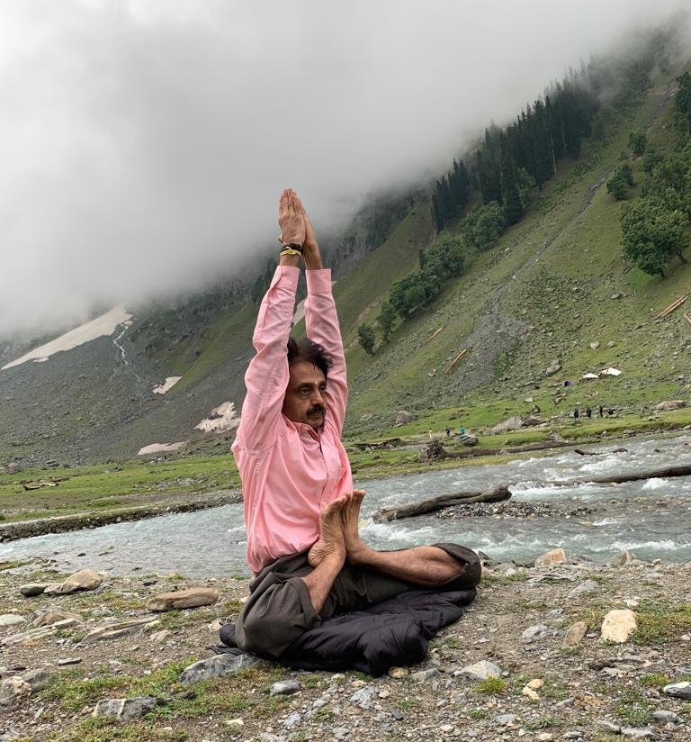 GkDelampady's tweet photo. Yoga - a Good step to fight with high altitude difficulties that is posed by Nature...[ Yoga Key to Better Health &amp; New life ]
at Kashmir in Gulmarg,Gondola &amp; Sonamarg on July 25 &amp; 26 #Kashmir #yogalife @PMOIndia @narendramodi @moayush @shripadynaik https://t.co/tvQcmlgnR4