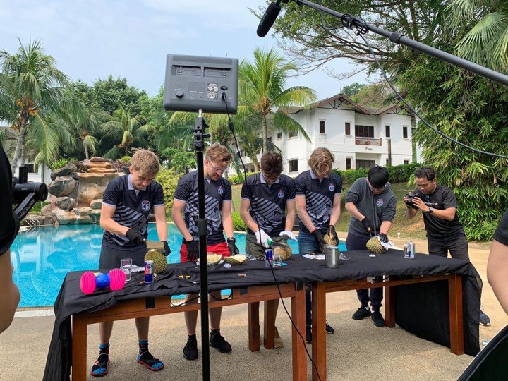 wtmtoday's tweet photo. #MeetOG: @OGesports tengah kopek durian ke tu ๐
๐ธFoto Credit: #RedBullMY
๐บ Jangan lupa tonton dokumentari perjalanan OG bergelar juara The International 8, Against The Odds: https://t.co/QSamEaSdJY
#DreamOG #WTMnews https://t.co/h65KgSO7qF