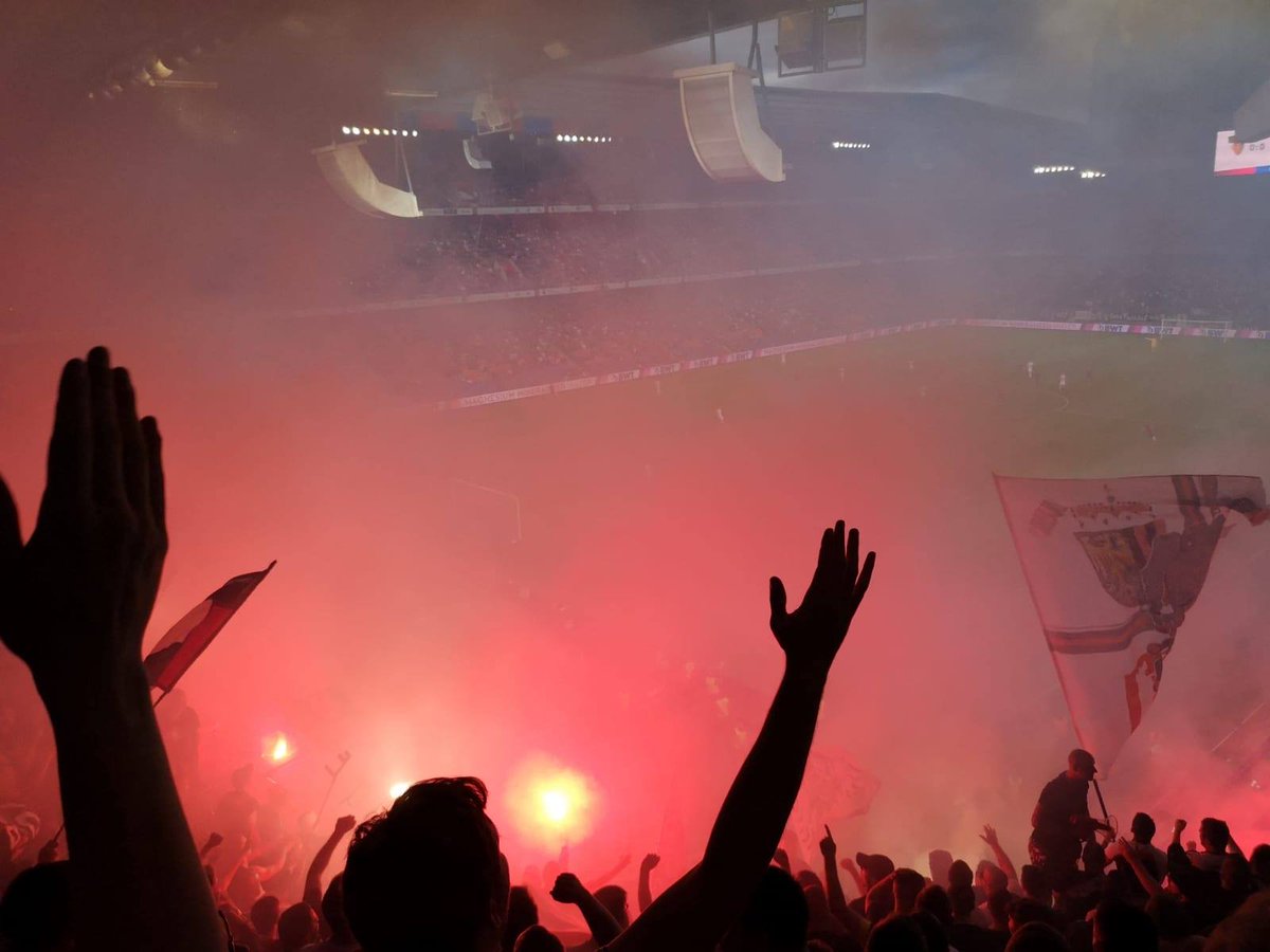 Seit1908_at's tweet photo. Was war das gestern für ein magischer Abend in Basel. Über 1000 @LASK_Official Fans brüllten unsere Jungs zum Sieg gegen ein Top 30 Team in Europa. Die Mannschaft am Rasen bewies, das sie unsere Farben mit Stolz tragen dürfen.
#gemeinsamsindwirlask #fcblask #lask #cl1920 https://t.co/z8LJLb3fur