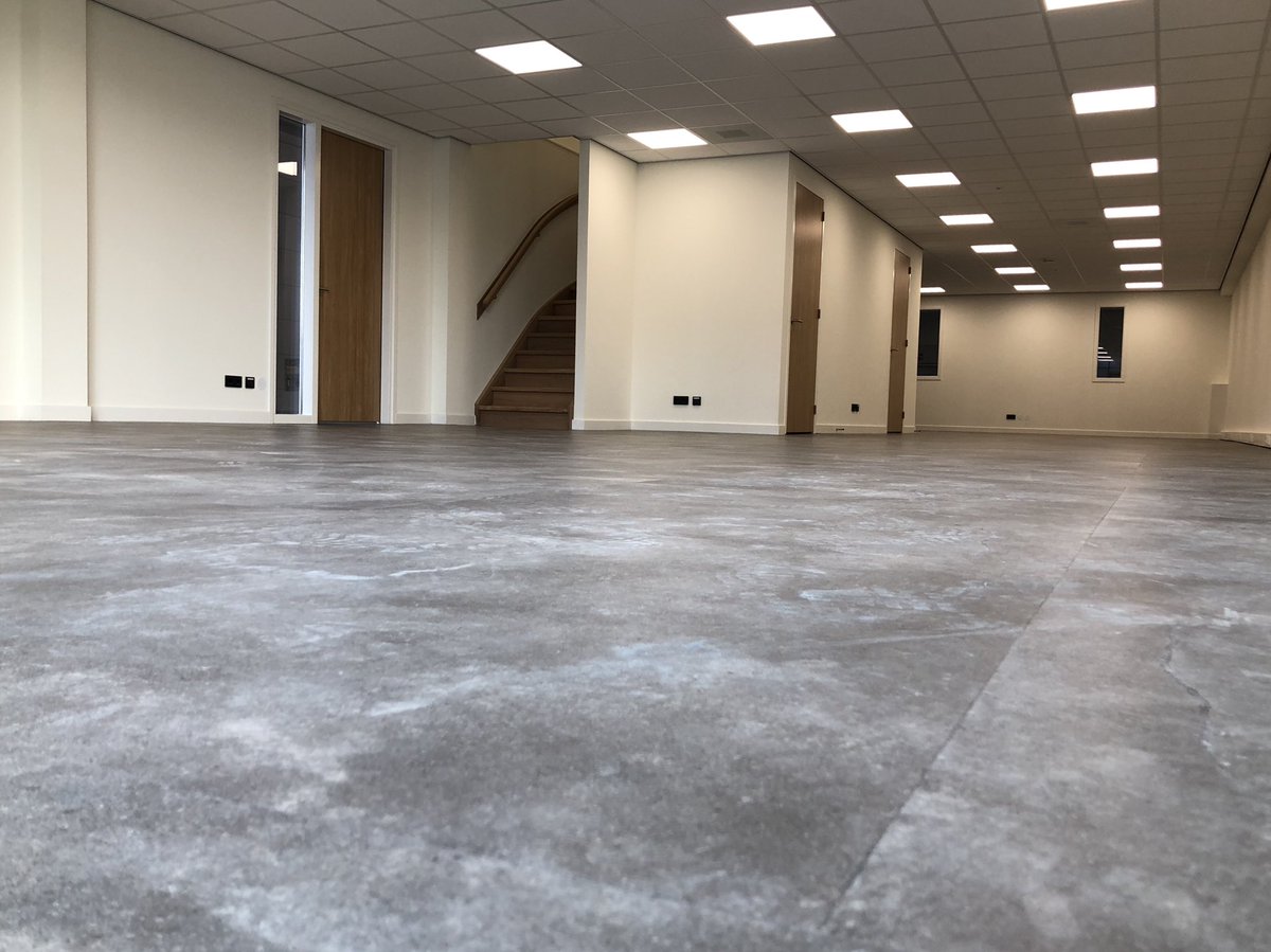 gritco's tweet photo. De PVC vloer door https://t.co/QSRQOeYwAC in het BG kantoor is klaar! Vandaag het kantoor op de 1e etage. https://t.co/Ysw2tANxtD