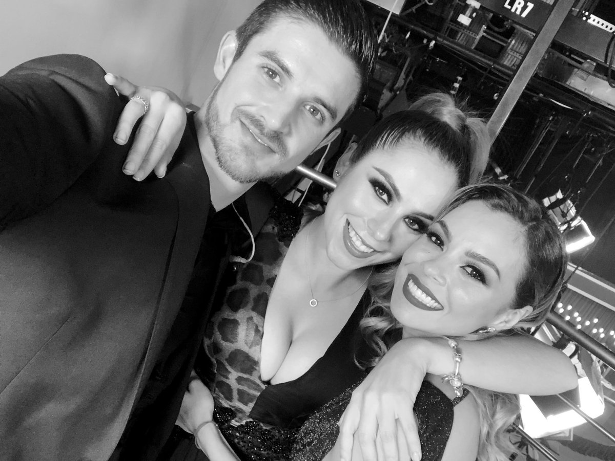 MoniContreras's tweet photo. La noche resumida en una fotografía @gabyramiirezz @HolaRoger viva el amor! @multimediostv ❤️ #MitadyMitad felicidades👏🏻👏🏻👏🏻👏🏻👏🏻 https://t.co/M8uGAFifUp