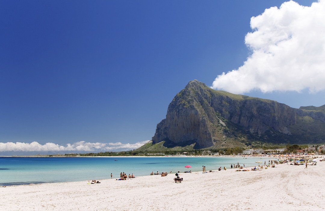 Who wishes they could be whisked away to this white-sand beach? 😍 

#sicilyholidays #sicily #beaches