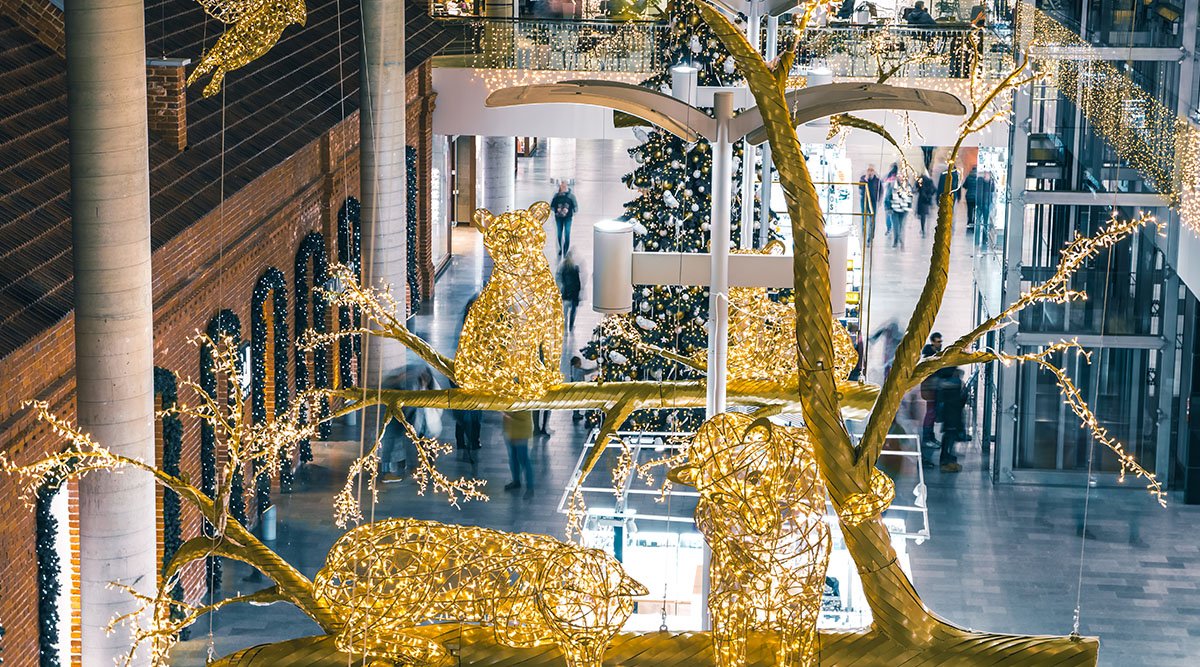 mkillumination's tweet photo. Let’s travel to Lithuania today and see how the popular shopping center Akropolis used light sculptures of playful animals to give shoppers a happy shopping experience. #festivelighting #makepeoplehappy #mkillumination https://t.co/AHF2JC43Yh