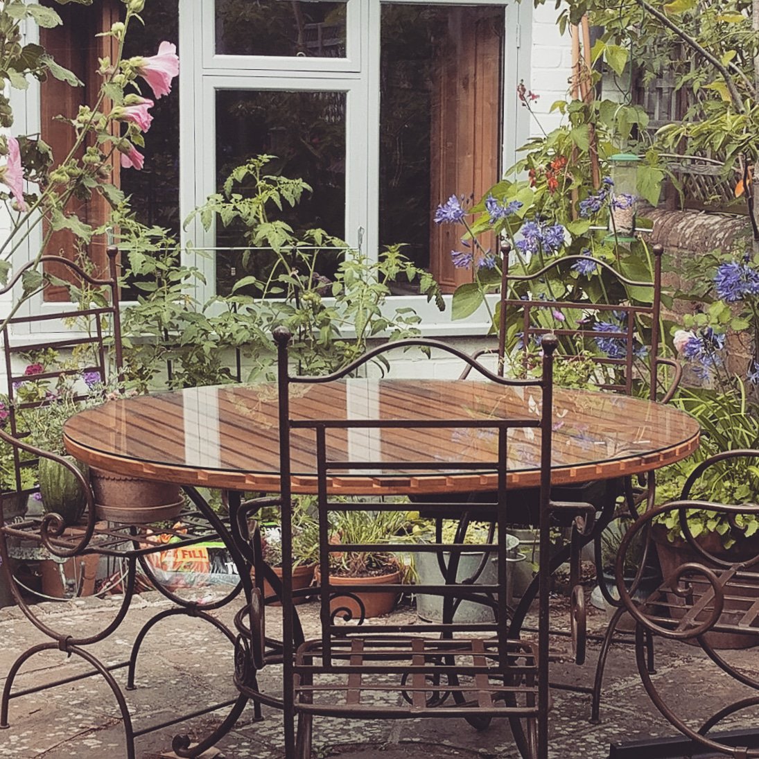 IROKO // CUSTOM // TABLE TOP 

a job by #graftin in #arundel, a circular jointed base frame with slats in iroko, with a clear matt varnish and a 6mm toughened glass top.

#iroko #gardenfurniture #gardendesign #garden #furniture #furnituredesign #custom #thursday #outdoorfurniture