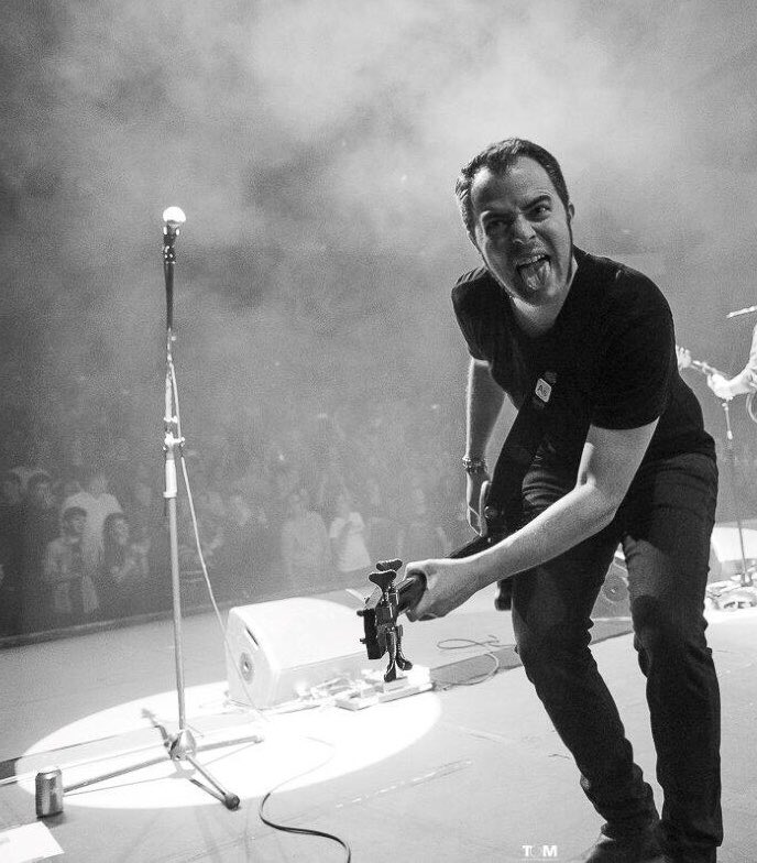 Aquest dissabte dia 10 tocam a St. Llorenç. Poble estimadíssim per veïnatge i amistats, q ha passat un any molt difícil. Per tot això venim disposats a donar-ho tot, a constatar q la música s’imposa al llot, i a participar de la festa i l’alegria d’una familia indestructible.🤘🏻🔥