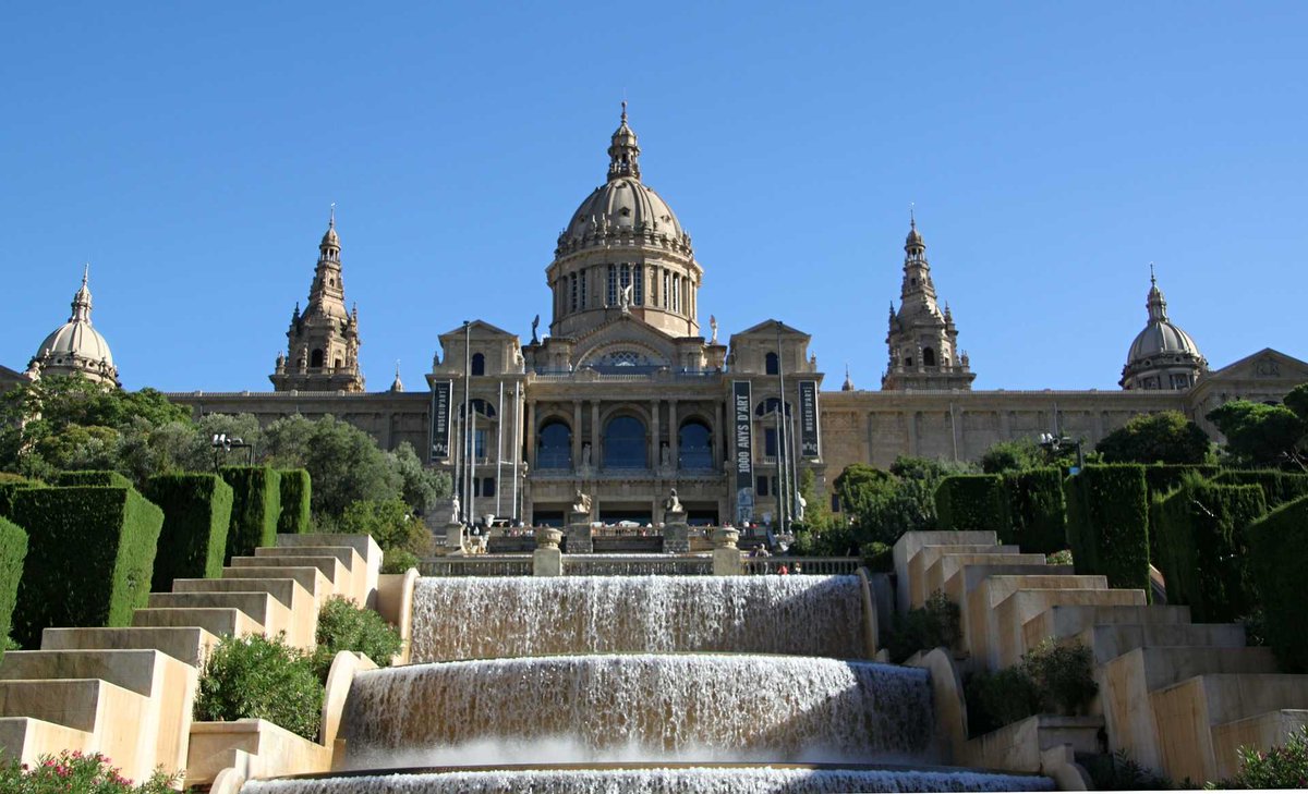 Sanpuro1's tweet photo. Das "Nationale Museum katalonischer Kunst" befindet sich in #Barcelona in #Spanien. Es entstand 1990 als das #Museum moderner Kunst mit dem Museum #katalonischer Kunst zusammengeführt wurden. Vor dem Museum findet man ein riesiges #Wasserspiel in Form einer Treppe. https://t.co/adkeag4ujo