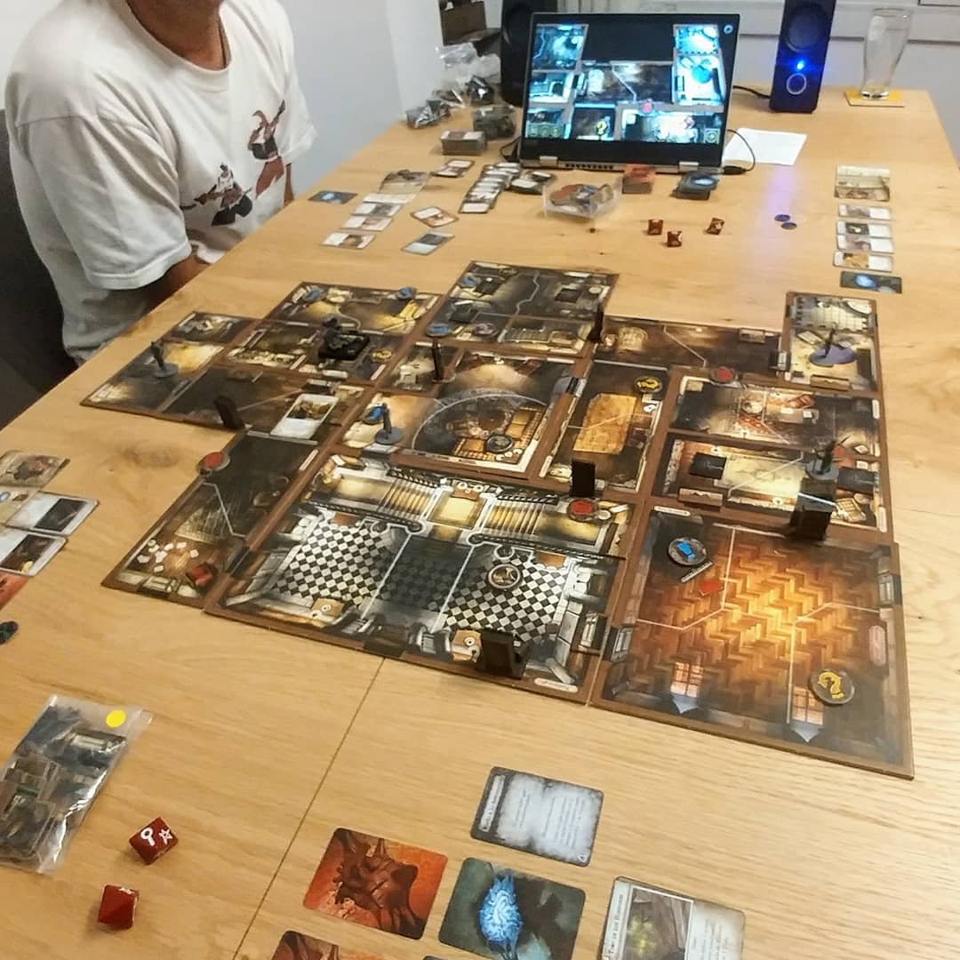 applejux's tweet photo. "Mansiones de la locura". Un joc cooperatiu d'investigació i terror, molt narratiu, ambientat en l'obra de Lovecraft. Ahir vam jugar una de les missions més difícils del joc. Unes 4 hores. Molt recomanable. https://t.co/TyEIhOOwEH