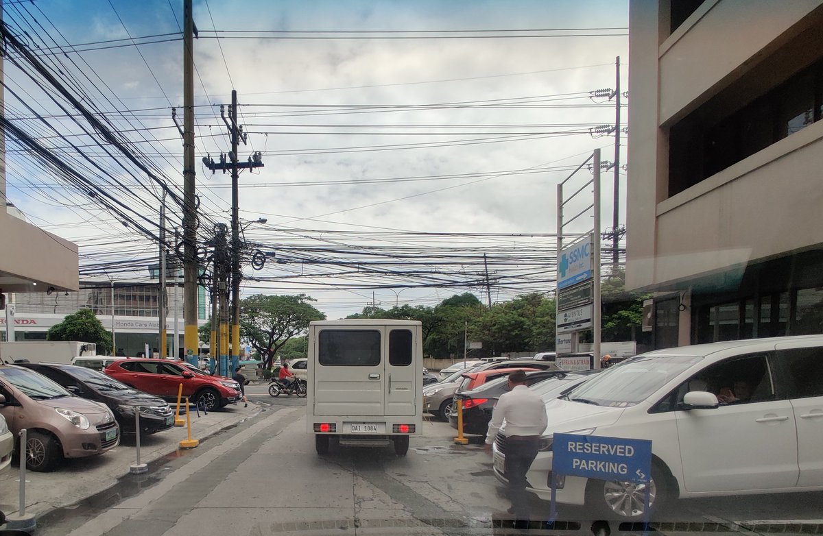 Corner of Buencamino St. and Alabang Zapote Rd. The building shouldn't allow cars to be parked this way and take up one lane. <a href="/alabangbulletin/">alabang bulletin</a> <a href="/SouthSnippets/">South Snippets®️</a> #roadclearingoperations