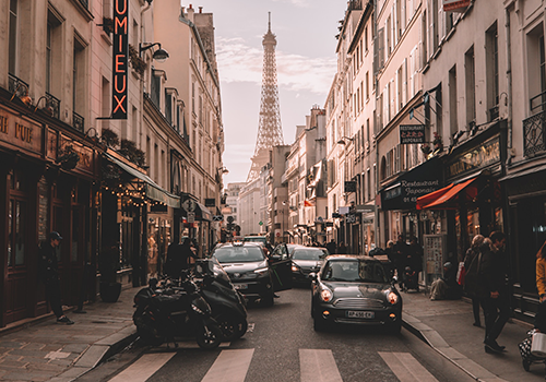 Door de toenemende drukte en het aanstaande dieselverbod zoekt Parijs naar manieren om de stad bereikbaar te houden. Wat kunnen we leren van onze Franse buren? bit.ly/2KzNnZW