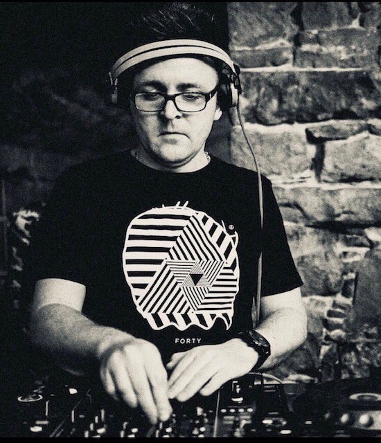 DVox83's tweet photo. Join me live tomorrow 8pm @AfrodisiacRadio with special guest #DefBeatz!😍 With a state of the art #hearingaid, this #deafdj isn’t letting his #disability hold him back from living his dream - he’s coming all the way from #Scotland too! More info > https://t.co/YoSO6BPOry❤️#PLUR https://t.co/MIXUgSJWlq