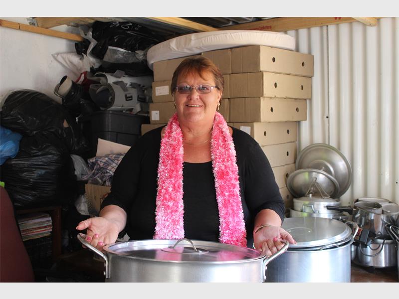 KrugersdorpNews's tweet photo. Reeds vroeg op 'n Sondagoggend sal jy vir Elizabeth Swanepoel voor die kospotte aantref waar sy vir meer as 200 mense kos voorberei: https://t.co/K46VT4vEh0 https://t.co/GhMswMtbiT