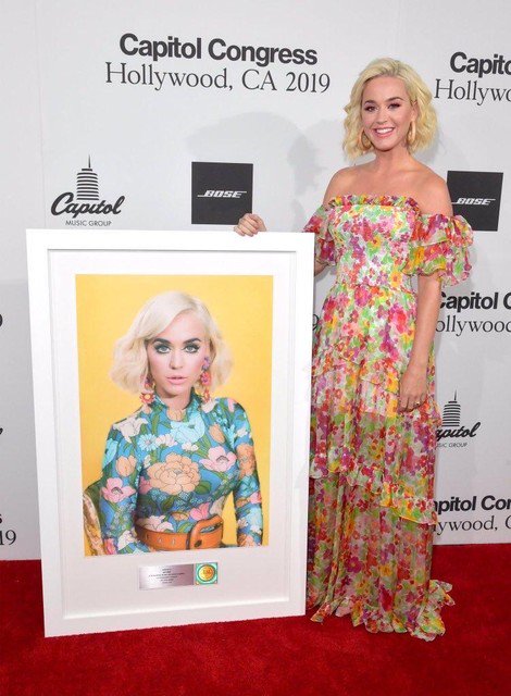 musmics's tweet photo. Una raggiante @katyperry ieri al “Capitol Congress” durante il quale ha presentato il nuovo singolo “Small Talk” e ricevuto un riconoscimento da parte della RIAA per aver venduto 100 milioni di singoli in territorio americano. #SmallTalk https://t.co/sE3aR31LIi
