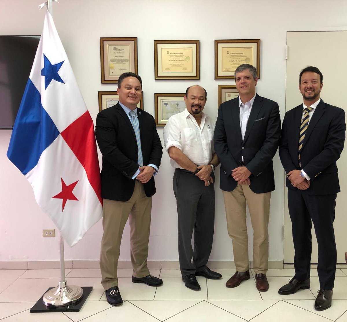 IAROORG's tweet photo. El Presidente Alex Orillac  junto con su vicepresidente Abdiel Diaz se reunieron con el Director de la Marina Mercante Rafael Cigarruista y el Sub Director Demostenes Sánchez para abordar temas de cooperación técnica mutua basaba en la acumulación del conocimiento marítimo. https://t.co/WLJBymlB1o