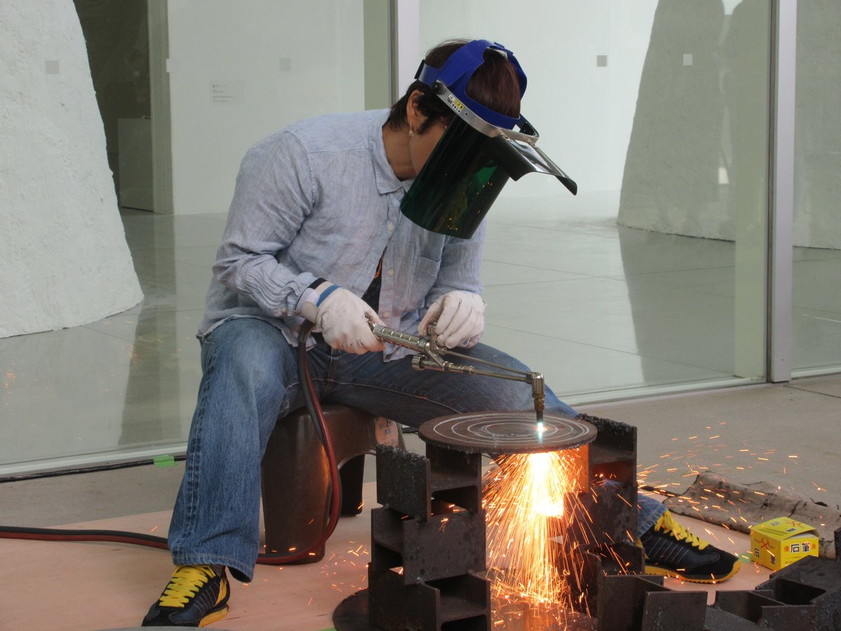 open_air_museum's tweet photo. ８月11日（日）14時より，「青木野枝『霧と山』展」作家 青木野枝さんが鉄を加工するデモンストレーションを行います。
デモンストレーションの前には青木さんによる展示作品のミニ解説も行います。

詳しくはこちら
https://t.co/uNf2ozskV9 https://t.co/1zXaGTht2o