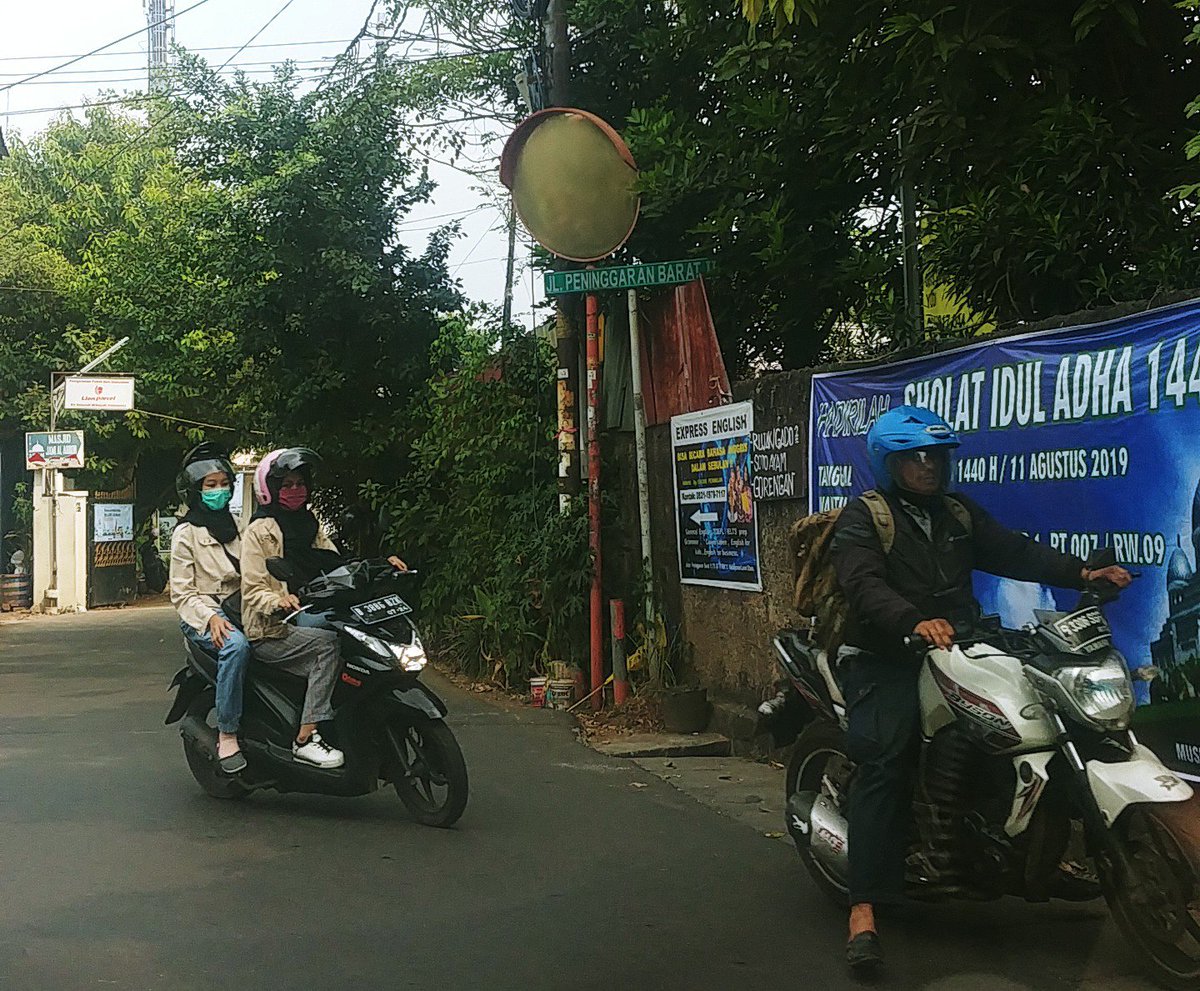 andysubagio's tweet photo. Kalau kebersihan cermin dipersimpangan spt ini tugas &amp; tg jawab siapa sih? @DKIJakarta @aniesbaswedan #Kotor #Dekil #Buram https://t.co/CmGYCSF5HU
