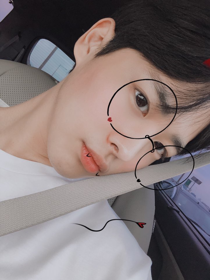 NewWorld_VICTON's tweet photo. [#병찬] 안뇽~~요즘 날씨도 너무 습하고 덥죠 지쳐있을 앨리스를 위해 병찬이가 왔어여 ㅎㅎ 항상 힘내구! 뵹차니가 옆에서 응원해여!!💕🐥🐶 https://t.co/rPYb9qFIfh