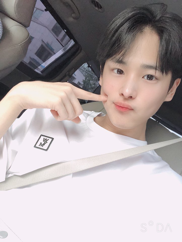 NewWorld_VICTON's tweet photo. [#병찬] 안뇽~~요즘 날씨도 너무 습하고 덥죠 지쳐있을 앨리스를 위해 병찬이가 왔어여 ㅎㅎ 항상 힘내구! 뵹차니가 옆에서 응원해여!!💕🐥🐶 https://t.co/rPYb9qFIfh