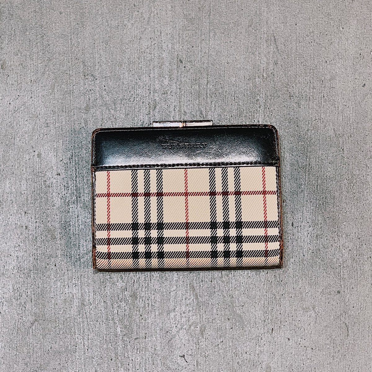 RSspia's tweet photo. 【BURBERRY】

✔BURBERRY Wallet

🔥new in🔥

BURBERRYの二つ折り財布財布
本日入荷しました😂✨
使い勝手もよく、王道チェックの柄がとても可愛い小物です☺️
中のBURBERRYロゴもポイントです！

#spia #本店 https://t.co/flgDrhwQKB