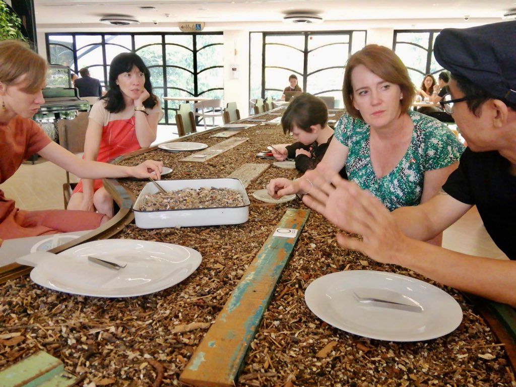 karaowen's tweet photo. @GoldsmithsUoL trained πΈπ¬ visual artist Ernest Goh and his partners @heybrack and Exactly Foundation showed me #ayerayerproject: a table laid with debris from Punggol Waterway. Horrid/Addictive to use the tweezers to pick out micro plastics. #beyondolastics #karajiayou https://t.co/tWhCEeLDcF