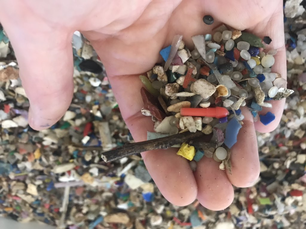 karaowen's tweet photo. @GoldsmithsUoL trained πΈπ¬ visual artist Ernest Goh and his partners @heybrack and Exactly Foundation showed me #ayerayerproject: a table laid with debris from Punggol Waterway. Horrid/Addictive to use the tweezers to pick out micro plastics. #beyondolastics #karajiayou https://t.co/tWhCEeLDcF