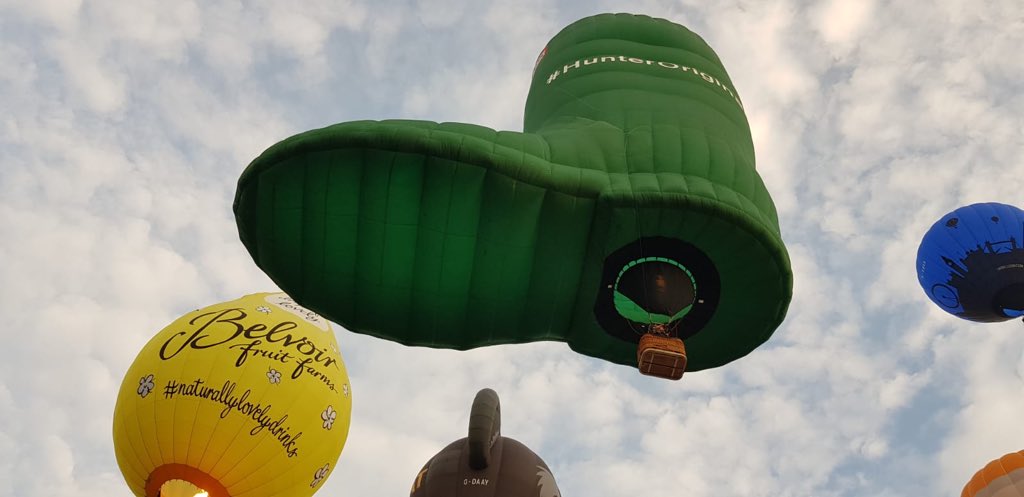 bristolballoon's tweet photo. O what a beautiful morning, o what a beautiful day! Thank you so much #Bristol for showing us so much support this morning with our additional mass ascent in partnership with @EatNaturalBars #BristolBalloonFiesta https://t.co/aZGqvcD7qm