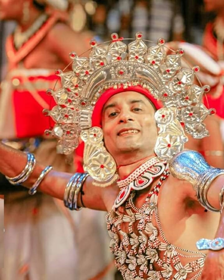 Tripavi1's tweet photo. Kandy Esala Perahera (4th to 14th August 2019), is the greatest honor paid in respect to the sacred tooth relic of Lord Buddha.
#kandyesalaperahera #kandy #kandytemple #firedancers #kandyandancers #srilanka #travelsrilanka #lovesrilanka #sosrilanka #travelawesome #ilovetravel https://t.co/qsNGMMHvsB