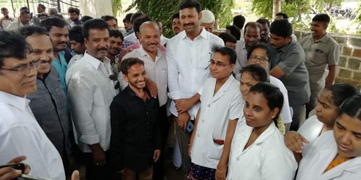YsAvinash's tweet photo. కడప జిల్లా పులివెందుల లో #లీలావతి_వృద్ధాశ్రమం నందు రక్తదానం చేసిన కడప యం.పి. #వైఎస్_అవినాష్_రెడ్డి గారు.
#YSVRJayanthi #YSVR #YSVivekanandaReddy https://t.co/nmpE0T4s16