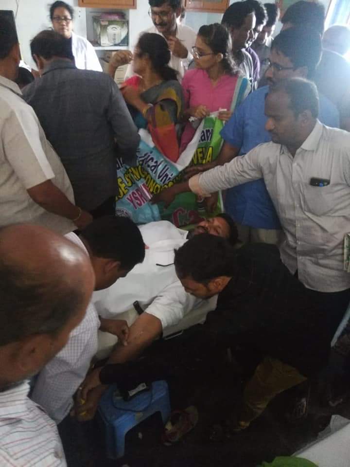 YsAvinash's tweet photo. కడప జిల్లా పులివెందుల లో #లీలావతి_వృద్ధాశ్రమం నందు రక్తదానం చేసిన కడప యం.పి. #వైఎస్_అవినాష్_రెడ్డి గారు.
#YSVRJayanthi #YSVR #YSVivekanandaReddy https://t.co/nmpE0T4s16