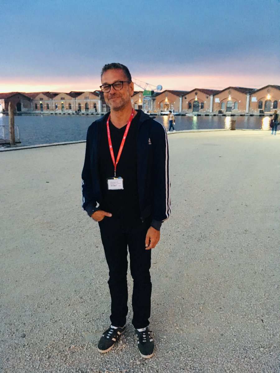 Baernfelserin's tweet photo. Was macht eigentlich ein Dramaturg? im Fall von @JensHillje räumt er auf der #TheaterbiennaleVenedig einen Goldenen Löwen ab - für sein "Lebenswerk". Hier ein Berufsprofil und ein Porträt.
https://t.co/po4k7sCnOv https://t.co/CnZKwc4oRC