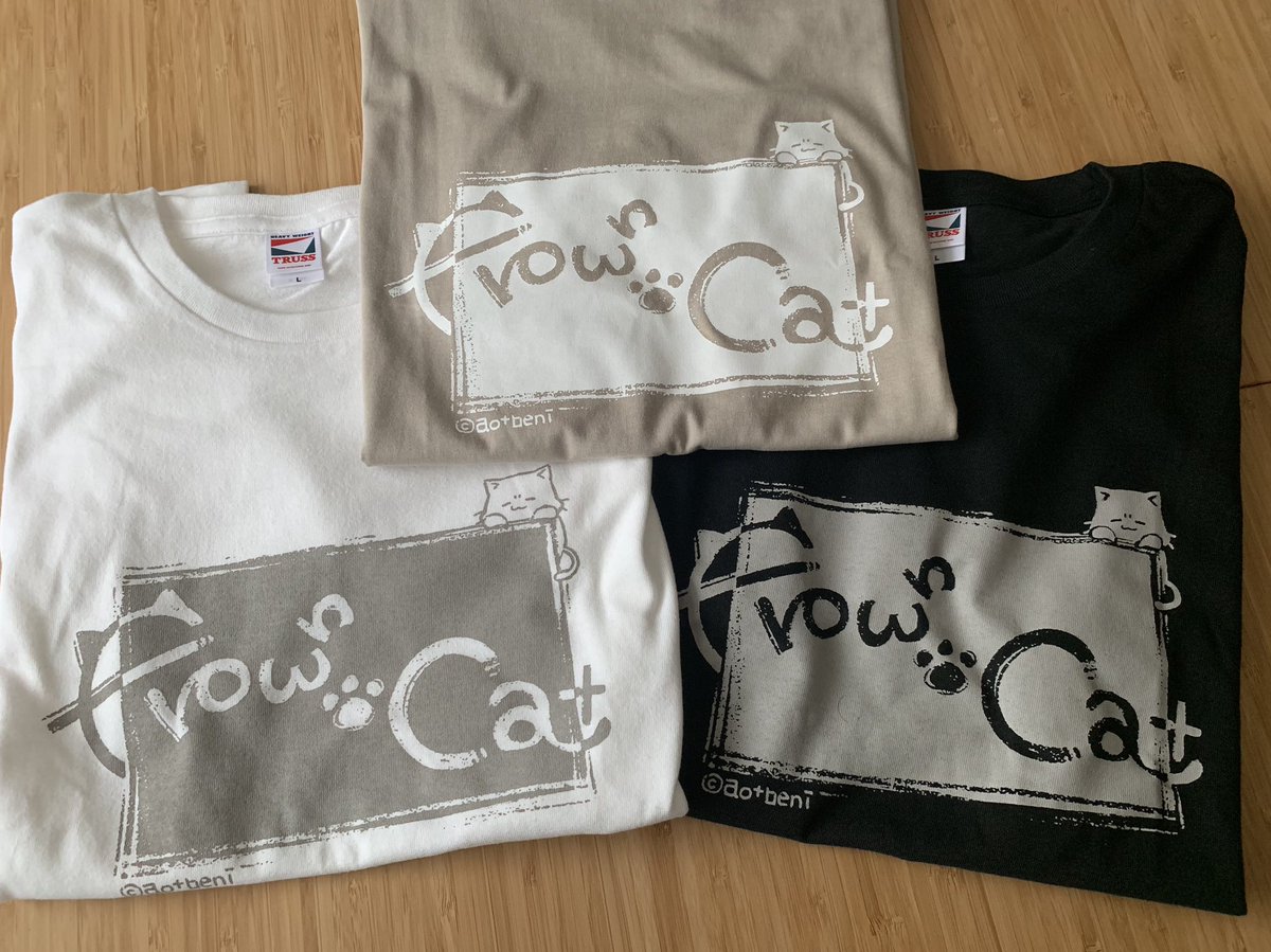 新作のみけんねこTシャツです!
サンド(ベージュ系)が会場限定、ホワイトとブラックは通販での販売になります!
(2枚目インカメなので反転になってます)
サイズはL.XLのみ 3000円です。
通販開始はまた後日お知らせ致します。
どれもめちゃめちゃ普段使いしやすいです!何卒! 
