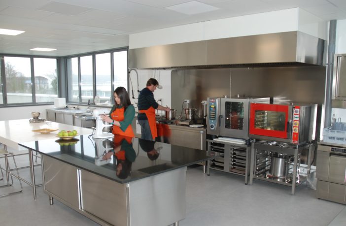 Début 2018, la famille des #technocampus en Pays de la Loire s’est agrandie avec l’implantation, au Nord de #Nantes, d’une nouvelle plateforme R&amp;D dédiée à l’#agroalimentaire. Rencontre in situ avec les acteurs de la filière.
ecopolitan.fr/in-situ/techno…