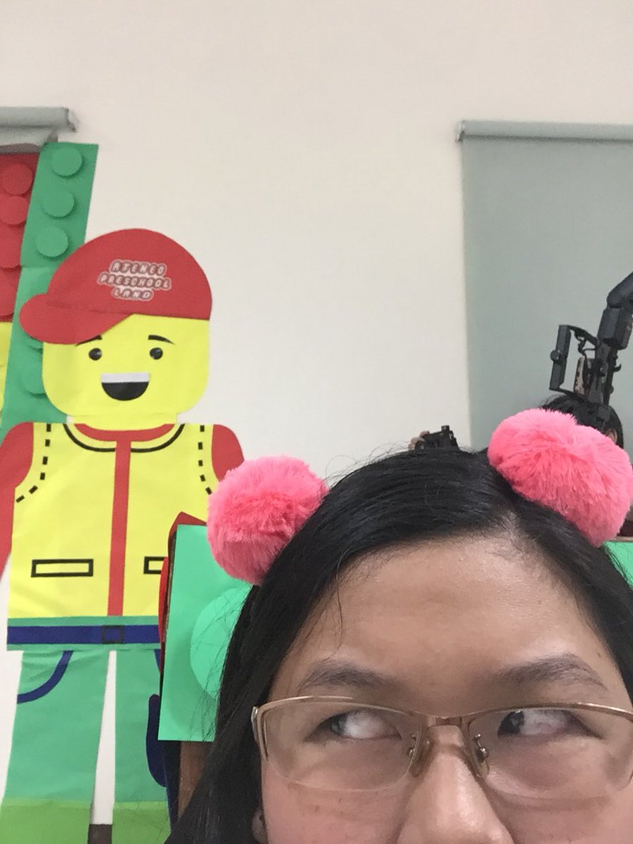 Ali_tap2x's tweet photo. He’s right behind me, isn’t he??? https://t.co/YsacieoaJb