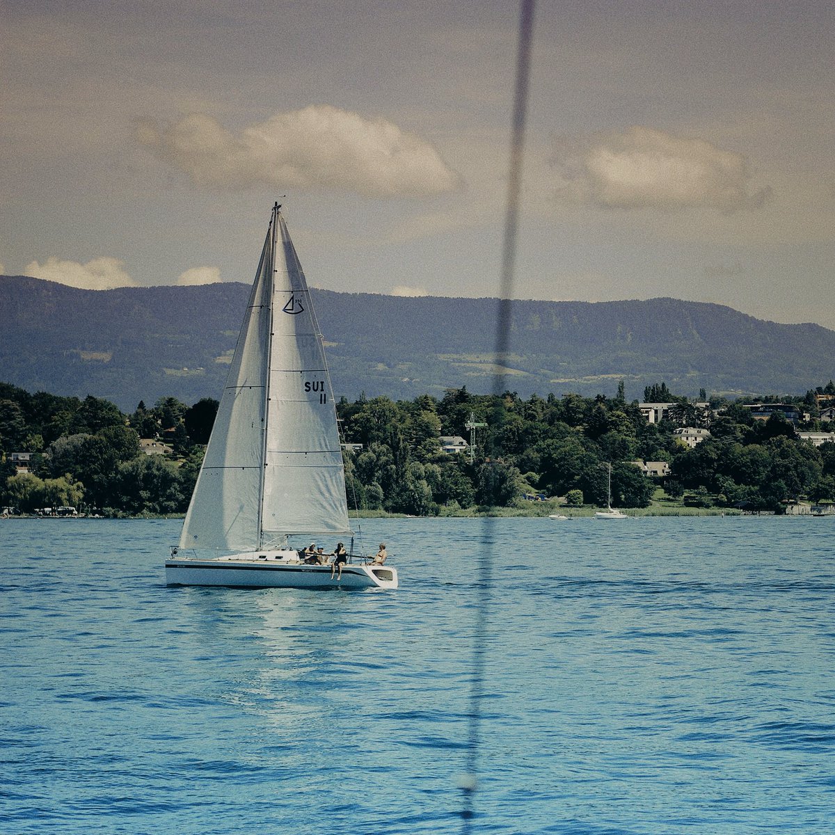BoschPhilippe's tweet photo. Ich befinde mich mit einem Segelboot auf schweizerischen Gewässern. Ungeachtet der Aussicht, welche die majestätische Natur der Geschichte im Hintergrund gen Himmel richtet, bin ich selbst nicht in der Verfassung, träumerisch dem Leben zu frönen. https://t.co/HCiOeP1W3Q