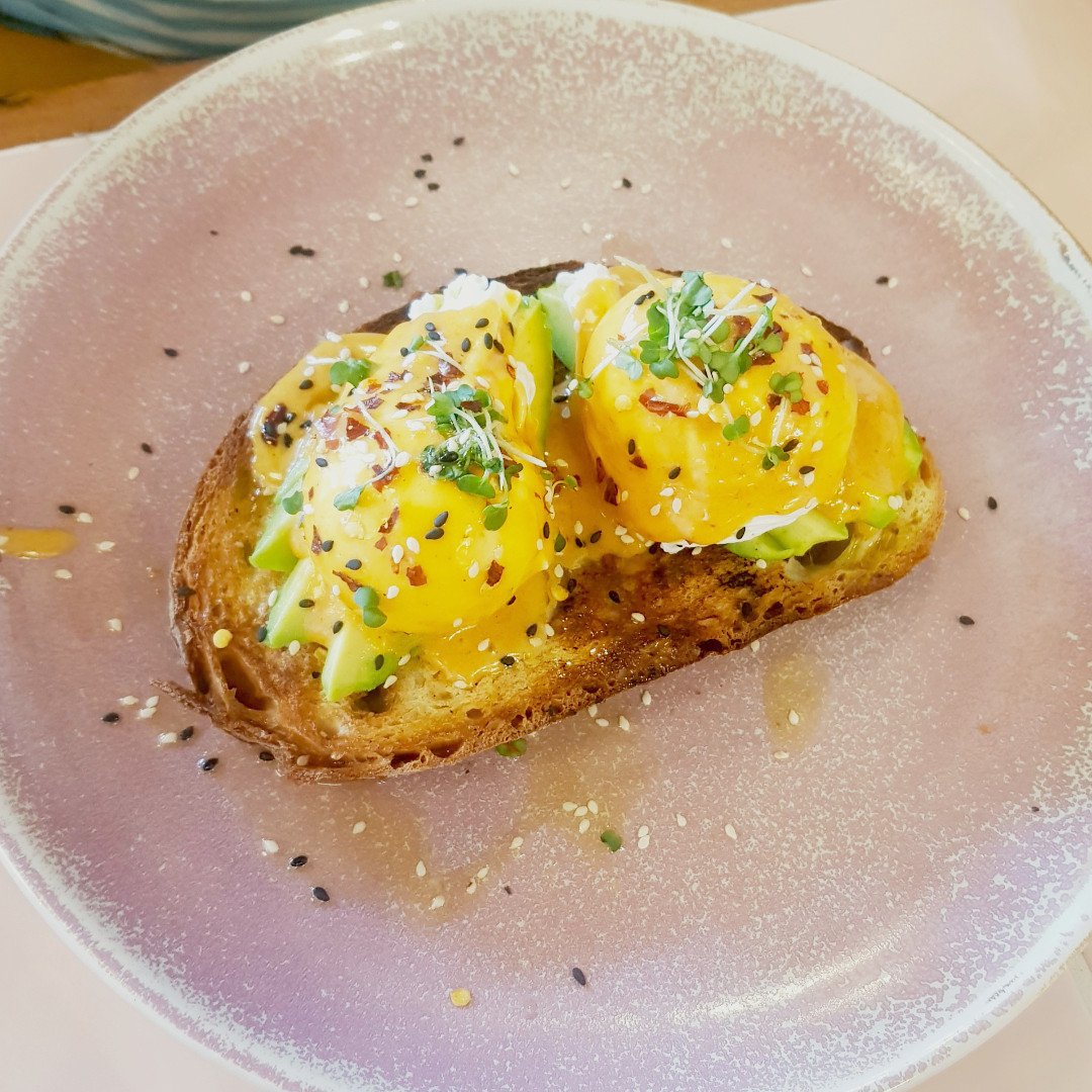 Grubnglug's tweet photo. Oh dear The Skinny Kitchen Ealing, what a let down. Bacon Eggs Benedict arrived without bacon - no apology offered &amp; by the time it surfaced, alone on a plate, eggs were cold. Ordered Sriracha Mayo &amp; received Sriracha. And I dare you to guess the price of 6 Yuka Fries... #badfood https://t.co/bVd2G5tdYk