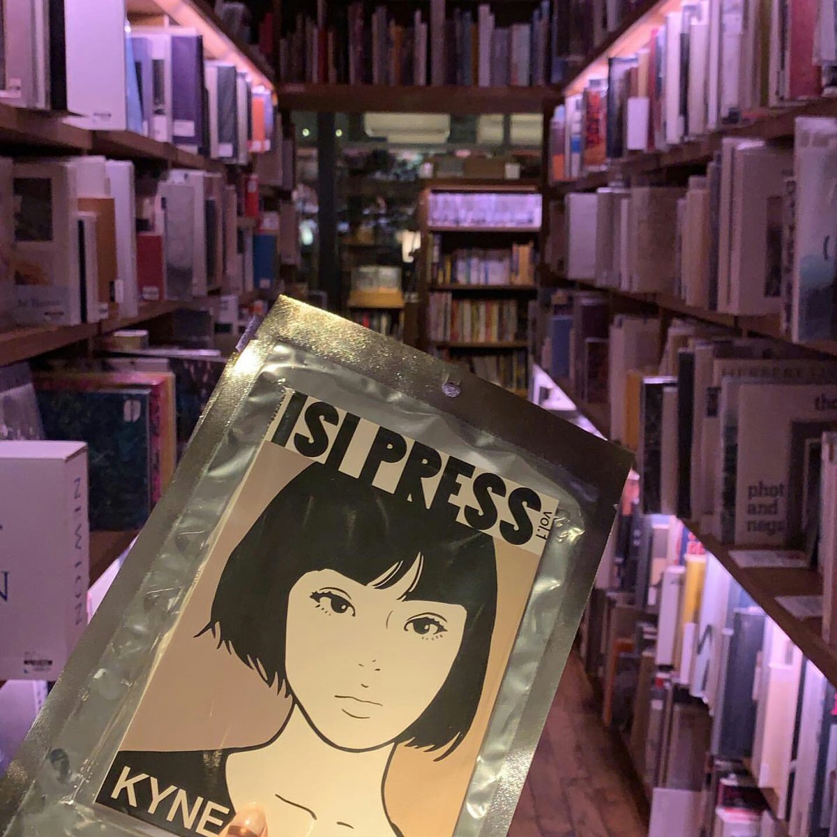 babosmcd's tweet photo. 遅ればせながら
欲しかったkyneさんのZINEをGET ✌︎
飾る、🦋 #isipress 
#kyne https://t.co/IvZbixYLff