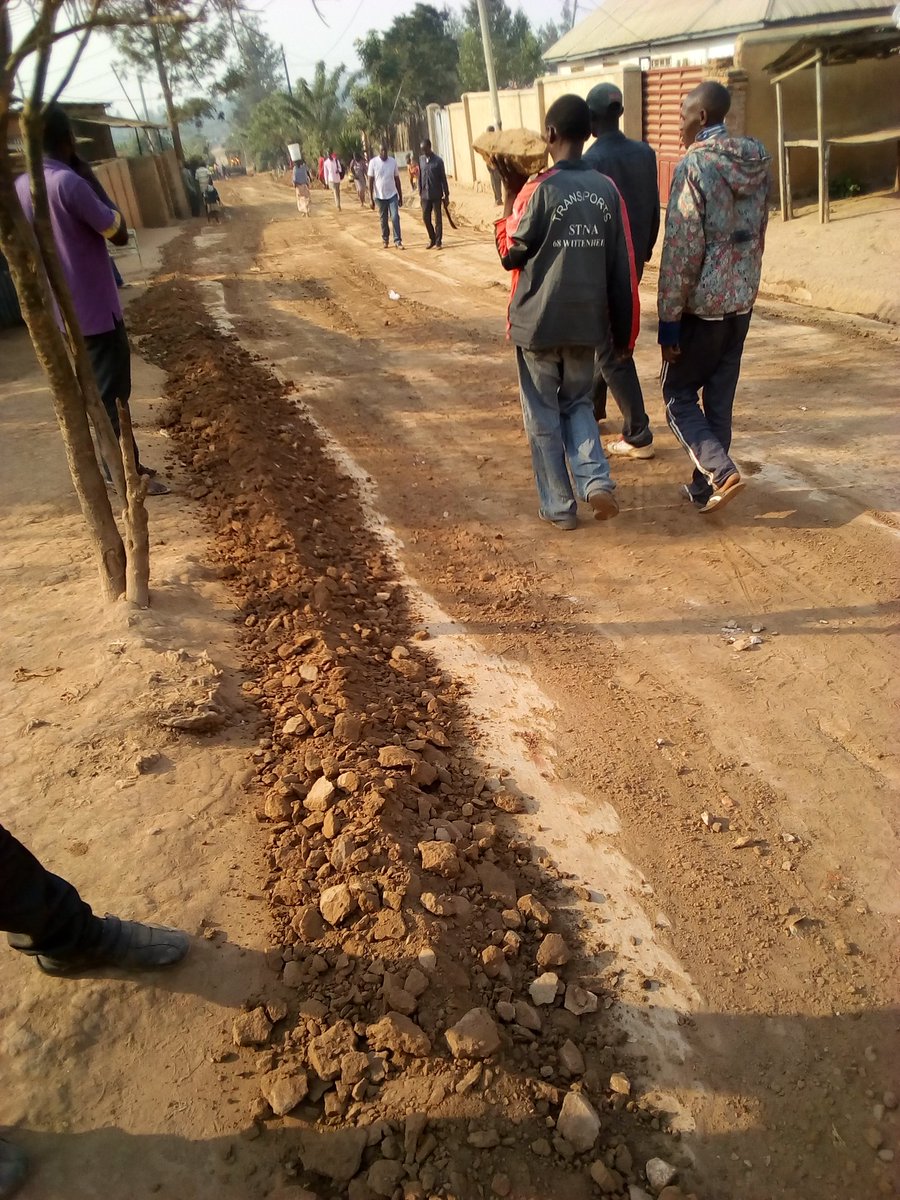 MasoroCell's tweet photo. Muri gahunda yokwishakamo ibisubizo (Homegrown Solutions) Abaturage b' imidugudu ya #Masoro na #Matwari batangiye kwitunganyiriza imihanda yo muri Quartier. @GovernanceRw @Gasabo_District @CityofKigali @sterwamu @musirikaredavid @RwandaInfra @claverGatete https://t.co/oYkpNukVgD