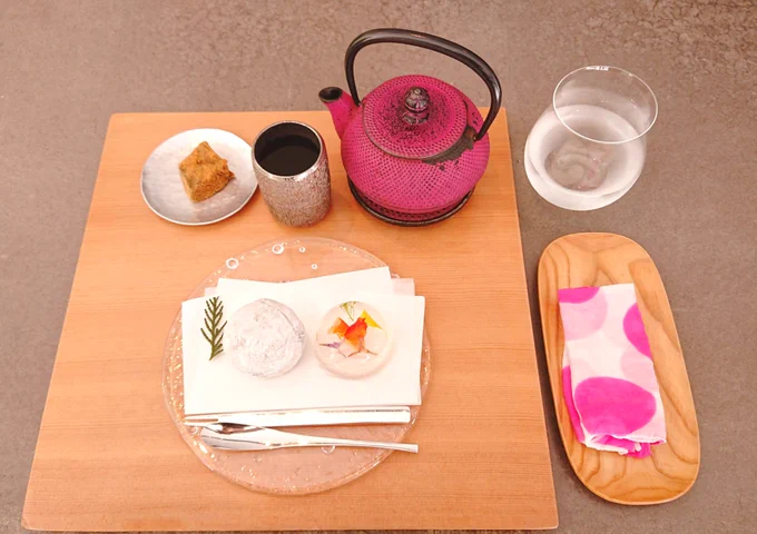 餅匠しづくさんの黒豆餅とガストロノミックハーブ(水菓子)と冷たいあわせ茶。前にくるみ餅を買ったのですが、今日食べたこちらも美しくてとっても美味しかったー(* ' ˘ ` *)
イートインで使われる食器や茶器が出される度に違ってそのどれもがたまらなく素敵なんですよ…。 