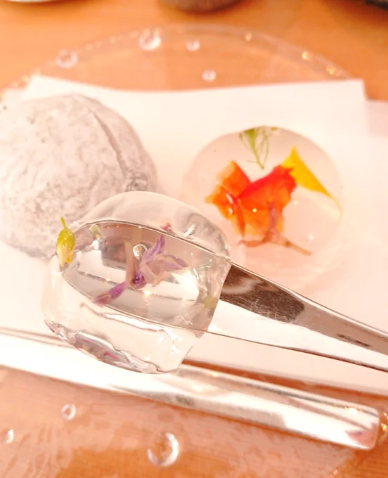 餅匠しづくさんの黒豆餅とガストロノミックハーブ(水菓子)と冷たいあわせ茶。前にくるみ餅を買ったのですが、今日食べたこちらも美しくてとっても美味しかったー(* ' ˘ ` *)
イートインで使われる食器や茶器が出される度に違ってそのどれもがたまらなく素敵なんですよ…。 